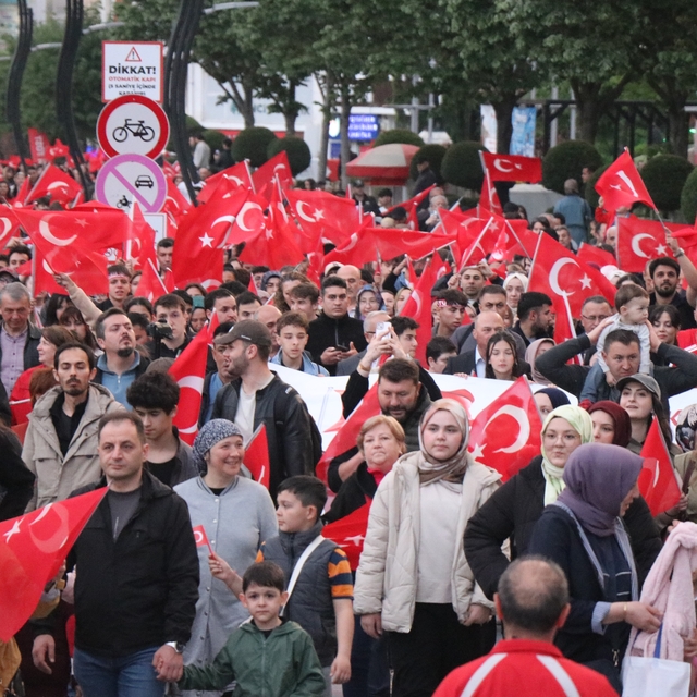 Yüzlerce Bolulu 200 metrelik Türk bayrağı eşliğinde yürüdü