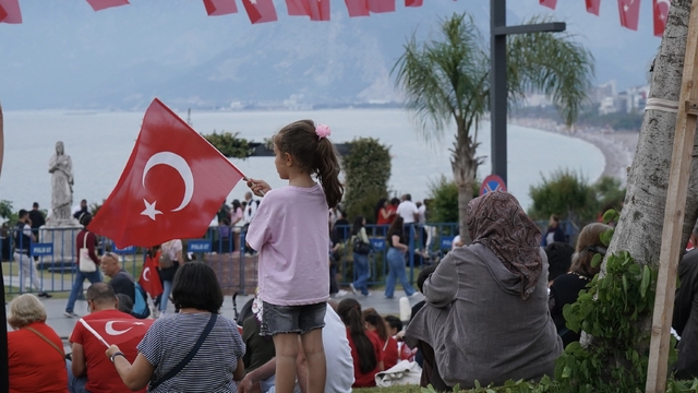 Antalya'da 19 Mayıs 'fener alayı'nda binlerce kişilik coşku