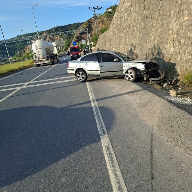Alkollü otomobil, sürücüsü duran otomobile çarptı: 5 yaralı