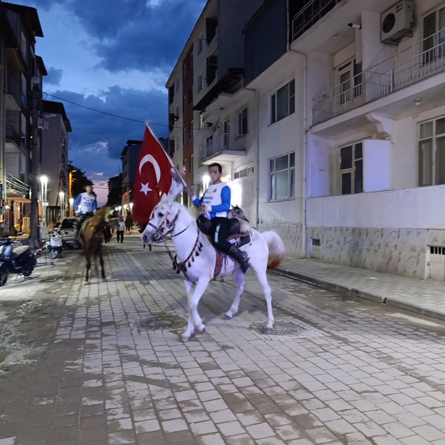 Selendi'de cirit atlı fener alayı