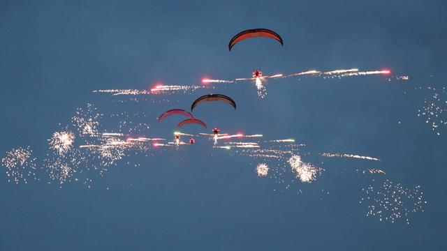 Antalya'da paramotor havai fişek gösterisi ve fener alayı düzenlendi