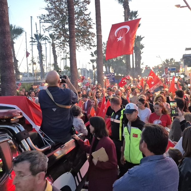 Bodrum'da kalabalık meydanlara sığmadı