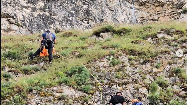 Kayalıklarda mahsur kalan gençleri AFAD kurtardı