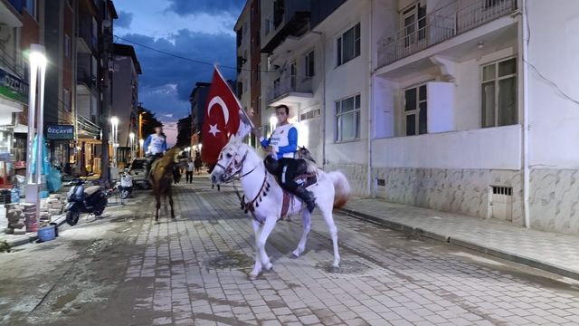 Selendi'de cirit atlı fener alayı