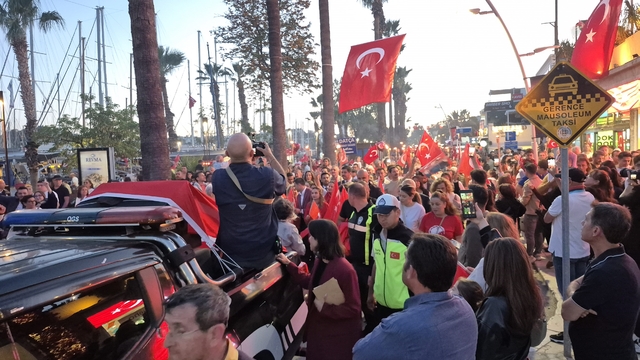 Bodrum'da kalabalık meydanlara sığmadı
