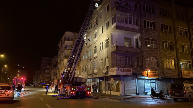 Bodrum katta çıkan yangın paniğe neden oldu
Ekiplerin müdahalesiyle yangın büyümeden söndürüldü