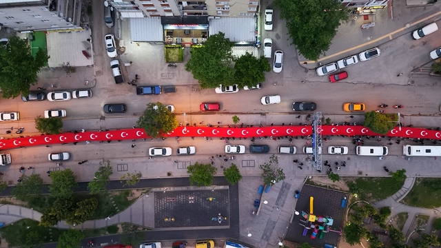 Kırıkkale'de 19 Mayıs coşkusu: Yüzlerce vatandaş, metrelerce uzunluğundaki Türk bayrağıyla yürüdü