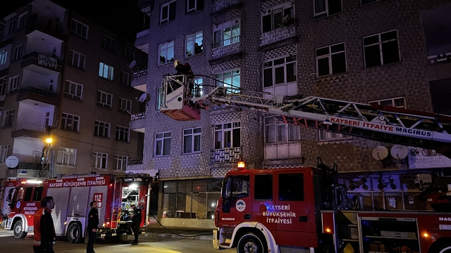 Kayseri'de 4 katlı binanın bodrumunda yangın