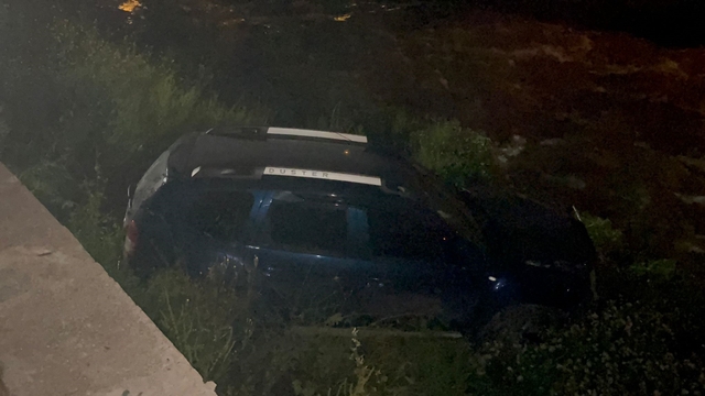 Kontrolden çıkan araç dereye uçtu, kaza sonrası sürücü kaçtı