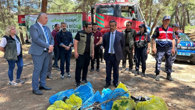 Burhaniye'de orman yangınlarına karşı ormanda çöp toplama etkinliği yapıldı