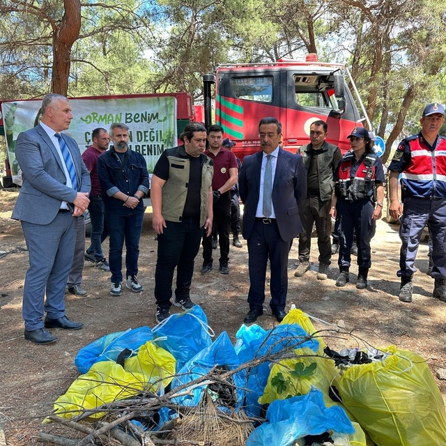 Burhaniye'de orman yangınlarına karşı ormanda çöp toplama etkinliği yapıldı