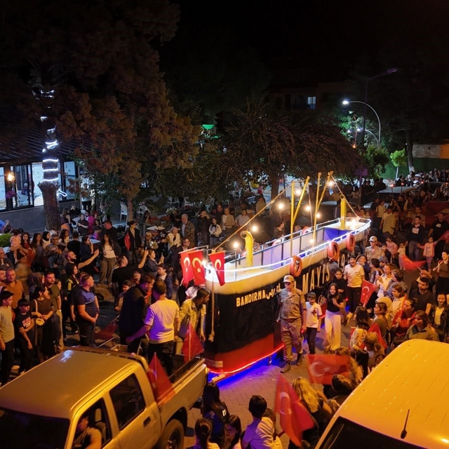 Bozdoğan sokaklarında Bandırma Vapuru coşkusu