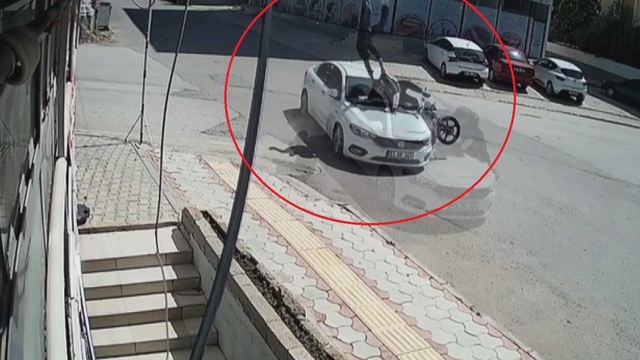 Otomobile ok gibi saplanan motosikletteki 2 kişinin havaya savrulduğu anlar kamerada