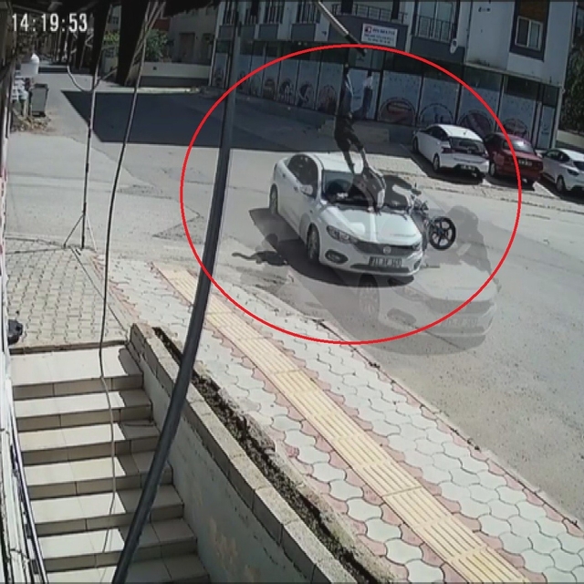 Otomobile ok gibi saplanan motosikletteki 2 kişinin havaya savrulduğu anlar...