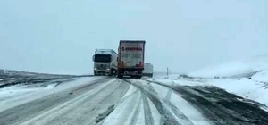 Kar ve tipi bastırdı, araçlar yolda kaldı