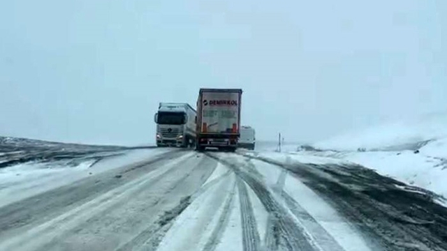 Kar ve tipi bastırdı, araçlar yolda kaldı