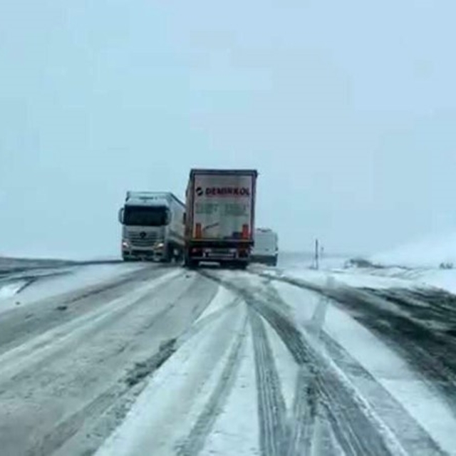 Kar ve tipi bastırdı, araçlar yolda kaldı