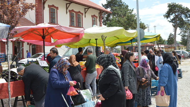 Havza'da yaş meyve sebze satıcısı halka destek için yarı fiyatına satış yaptı