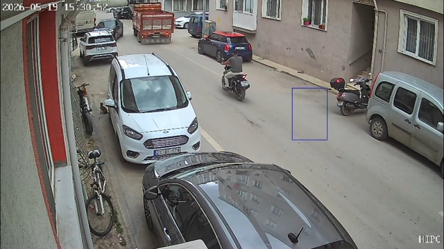 Edirne'de aynı sokakta yarım saat arayla iki kaza kameralara yansıdı