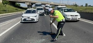 Trafik polisinden örnek davranış: Sürücülerin güvenliği için süpürgeyle yol...