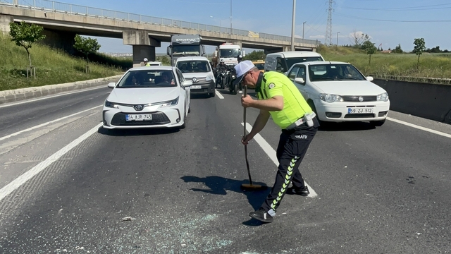 Trafik polisinden örnek davranış: Sürücülerin güvenliği için süpürgeyle yolu süpürdü