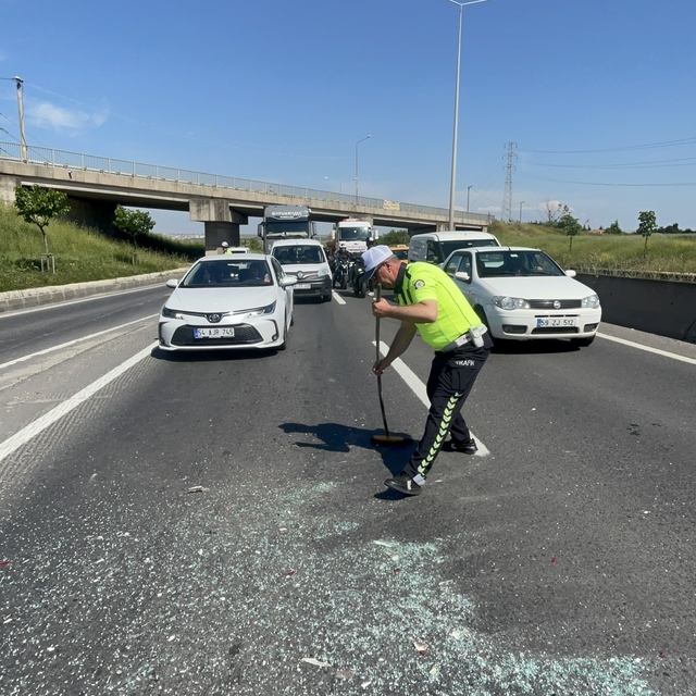 Trafik polisinden örnek davranış: Sürücülerin güvenliği için süpürgeyle yol...