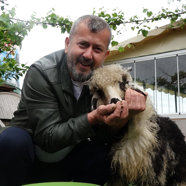 Özenle büyüttüğü kuzusu 'Abbas' yoldaşı oldu