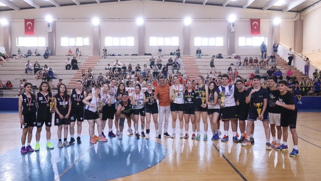 Potadan zirveye, sahneden ödüle; 19 Mayıs
Denizli Büyükşehir 19 Mayıs'ı kent genelinde birbirinden farklı etkinliklerle kutladı