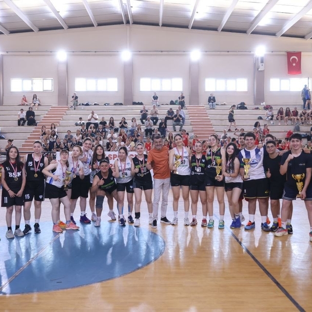 Potadan zirveye, sahneden ödüle; 19 Mayıs
Denizli Büyükşehir 19 Mayıs'ı ken...