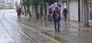 Eskişehir güne yağmurlu başladı
Yağışa hazırlıksız yakalananlar sırılsıklam...
