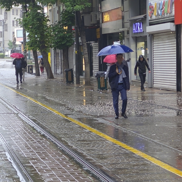 Eskişehir güne yağmurlu başladı
Yağışa hazırlıksız yakalananlar sırılsıklam...