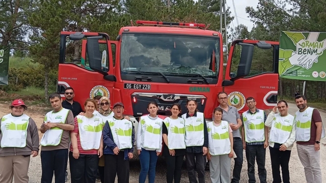 Bilecik'te gençler ormanda çöp toplayarak doğaya nefes oldu