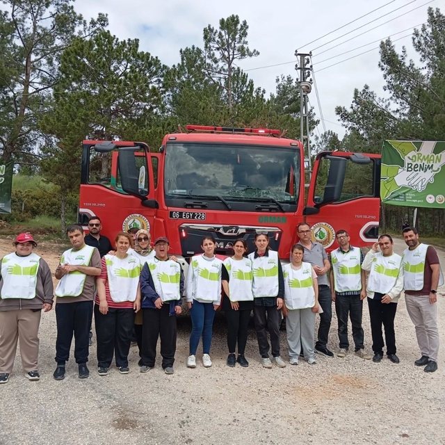 Bilecik'te gençler ormanda çöp toplayarak doğaya nefes oldu