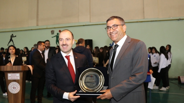 Hasan Oğuz'a anlamlı plaket