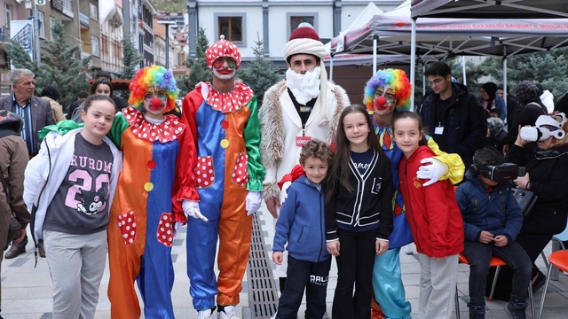 Bayburtlu çocuklar şenlikte doyasıya eğlendi