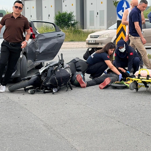 Antalya'da otomobil ile motosiklet çarpıştı: 1'i bebek 2 yaralı