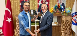 Belediye Başkanı Demirtaş, başarılı sporcu zabıta memurunu tebrik etti