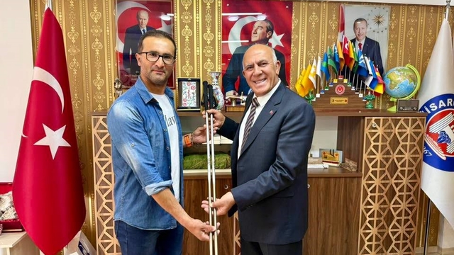 Belediye Başkanı Demirtaş, başarılı sporcu zabıta memurunu tebrik etti