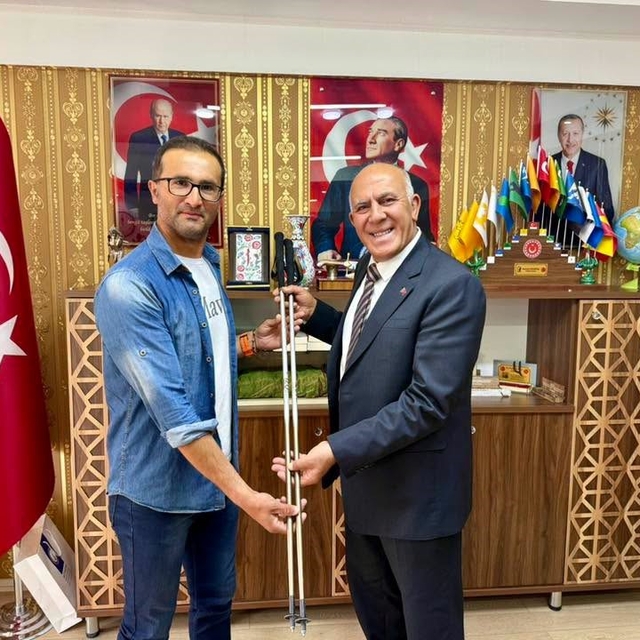 Belediye Başkanı Demirtaş, başarılı sporcu zabıta memurunu tebrik etti