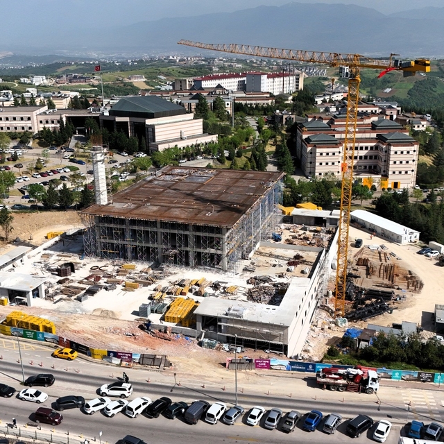 Umuttepe'deki cami ve otopark inşaatı hızla ilerliyor