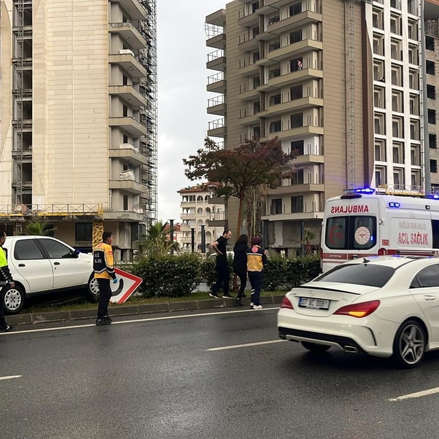 Alanya'da kontrolden çıkan otomobil refüje çıktı