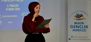 Şiir Okuma Yarışması'nda dereceye giren gençlere ödül