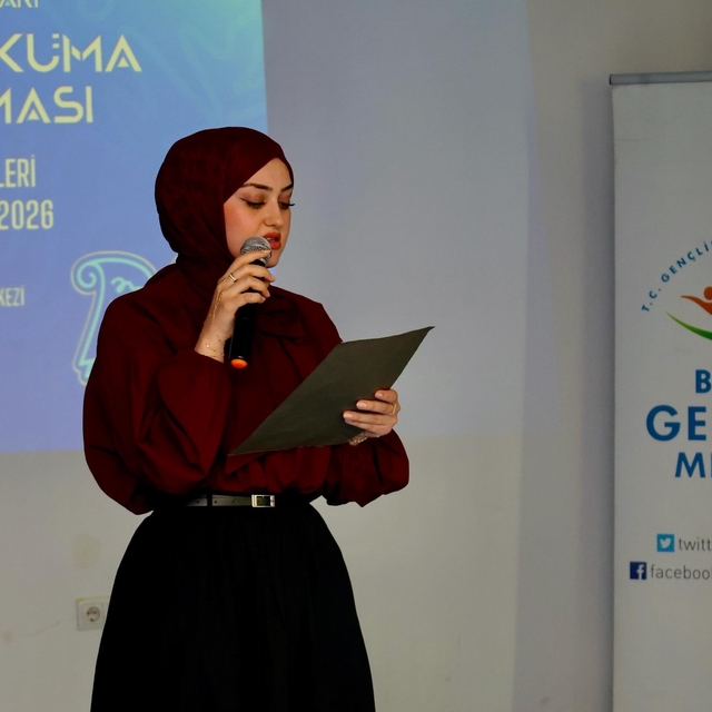 Şiir Okuma Yarışması'nda dereceye giren gençlere ödül
