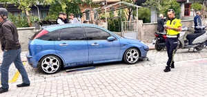 Kediden kaçarken park halindeki otomobile çarptılar