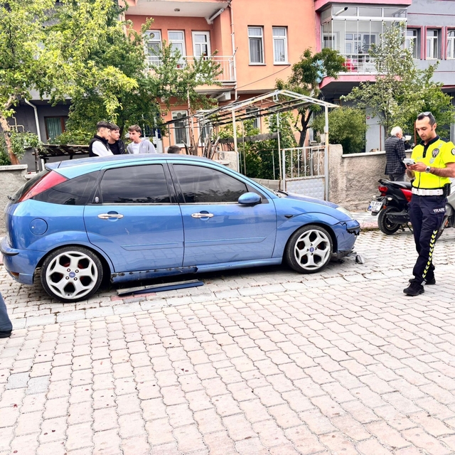 Kediden kaçarken park halindeki otomobile çarptılar
