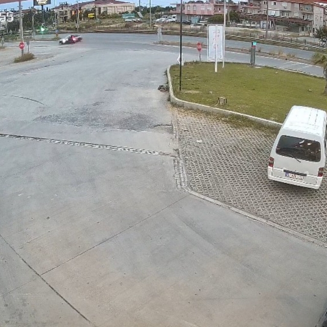 Kavşakta otomobile çarpan motosikletteki 2 kişi yaralandı