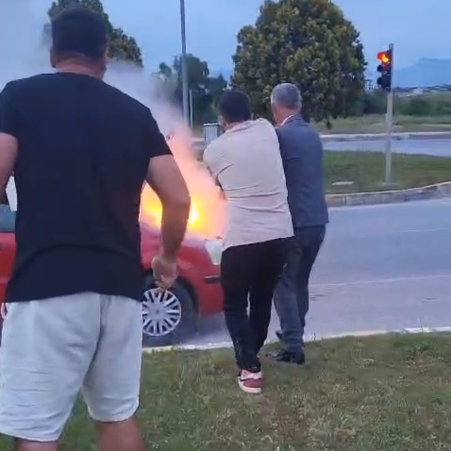 Seyir halindeki otomobil yandı, vatandaşlar yangın tüpleriyle yardıma koştu