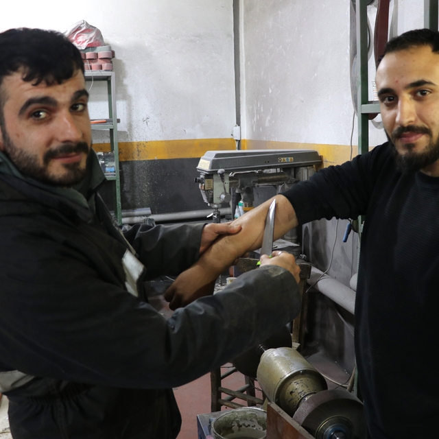 Dünyaca ünlü Sivas bıçağının keskinliğini kol kıllarında test etti
Dünyaca...
