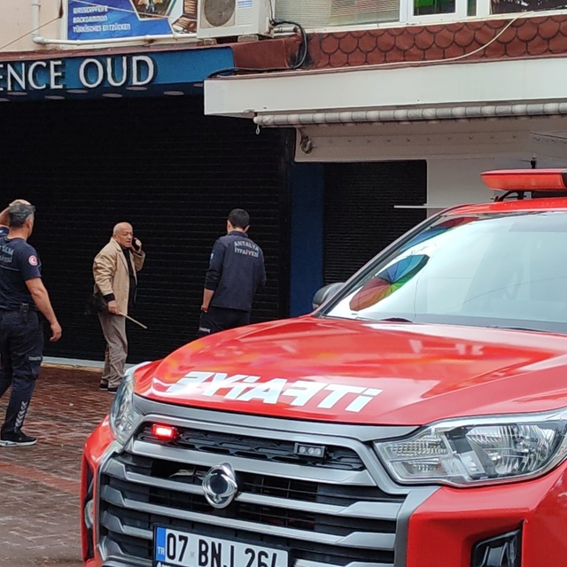 Alanya'da iş yerinden çıkan dumanlar itfaiyeyi alarma geçirdi