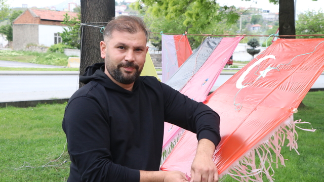 Kayınpederinin vasiyetini yerine getiren damat, yaptığı uçurtmalarla çocukları sevindiriyor
